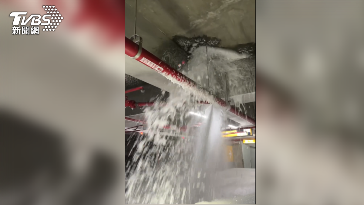 貨車司機撞破消防管線泡沫狂噴　恐需賠償數十車損（圖／民眾提供）