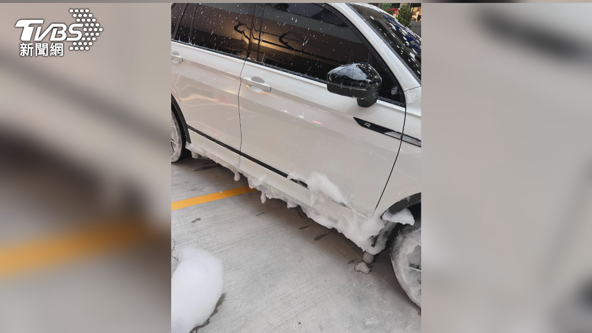 消防管線泡沫，汽車技師警告車漆恐毀（圖／民眾提供）