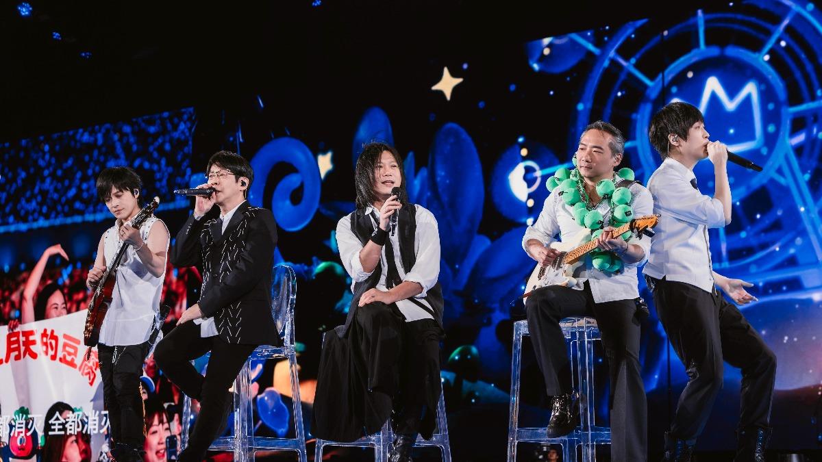 歌迷高舉「來吃五月天豆腐」!團員人選竟是他 背後原因曝光