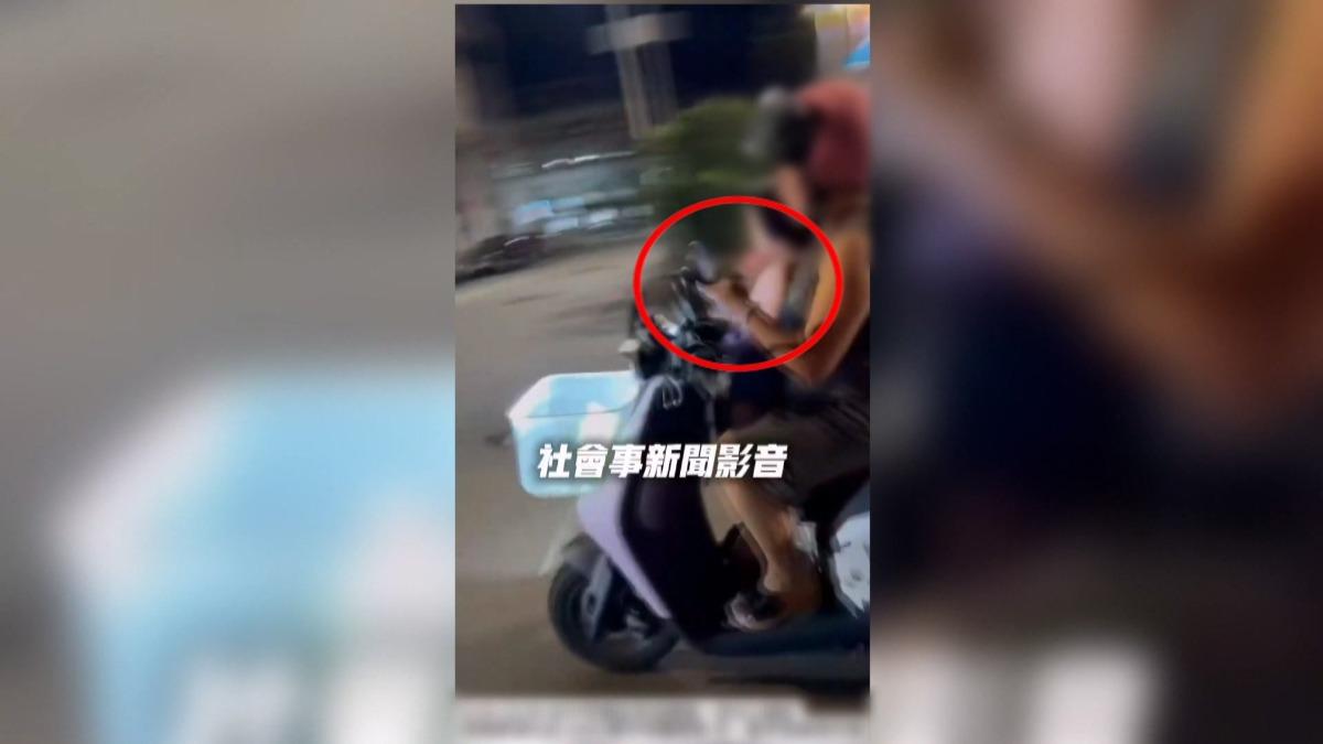女騎士右手抱童左手滑手機!驚險畫面被拍下。(圖/翻攝社會事新聞影音)