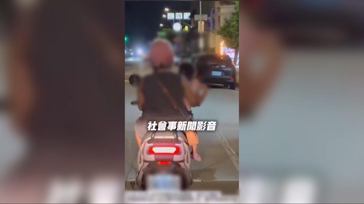 右手抱著未戴安全帽的小女童!目睹民眾直呼太危險。(圖/翻攝社會事新聞影音)