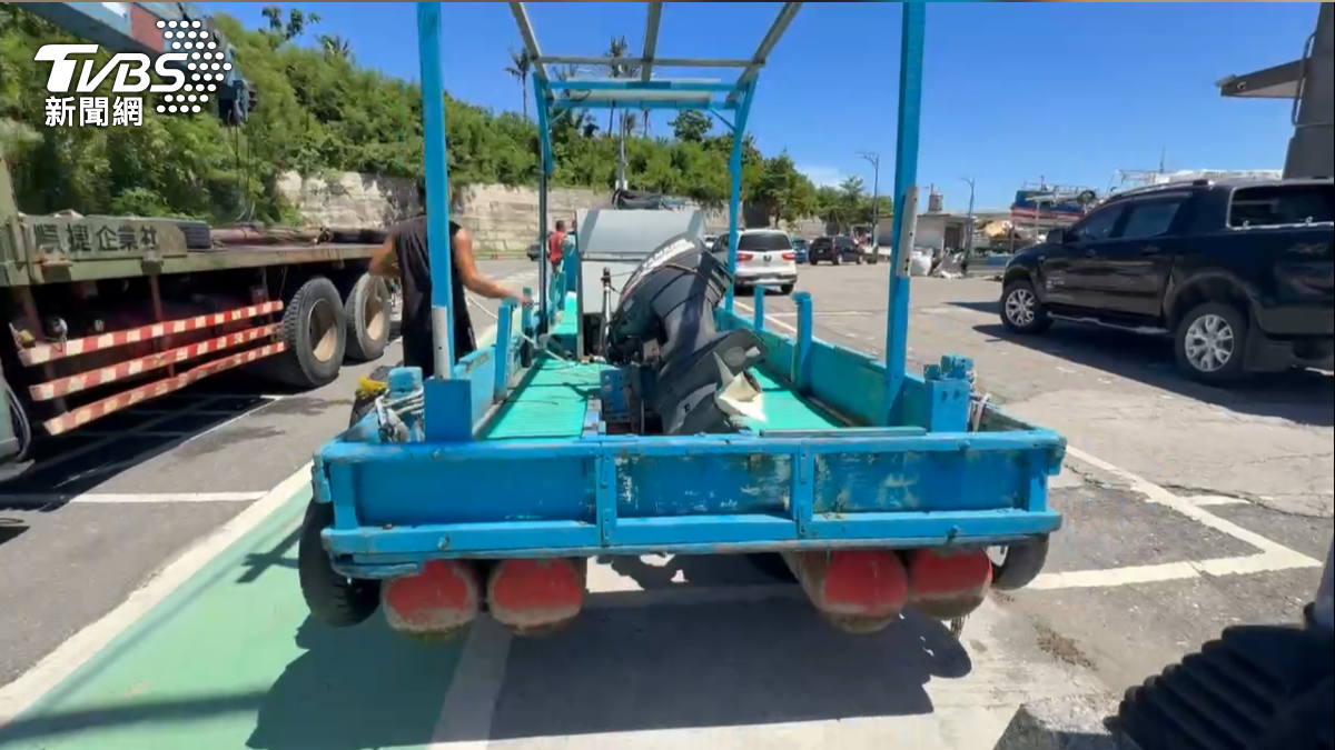 樺加沙颱風來臨前，漁民乾脆出動吊車，把竹筏吊離港口來防颱（圖／TVBS）