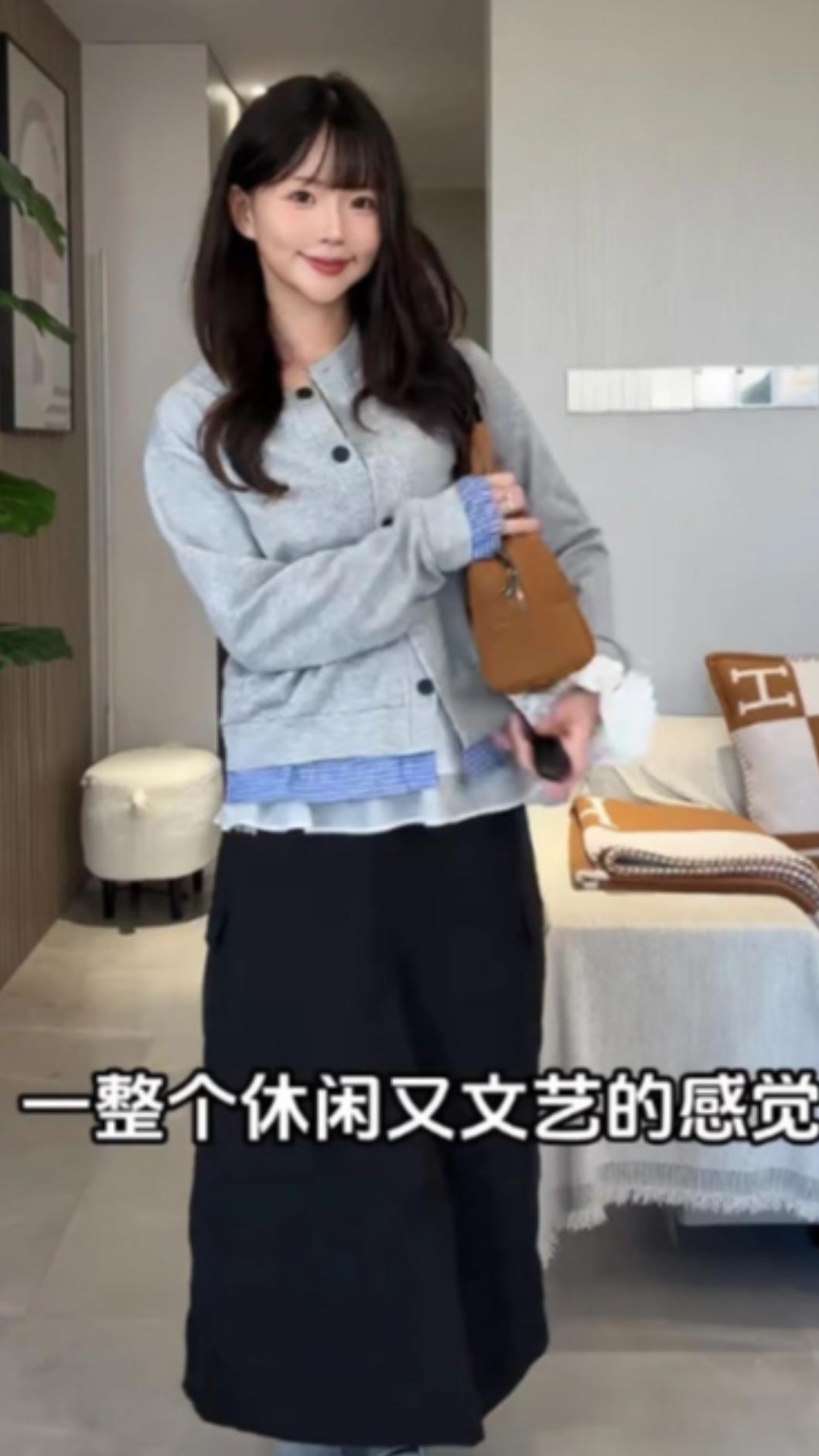 開襟針織衫X工裝裙。（圖／翻攝自小紅書）