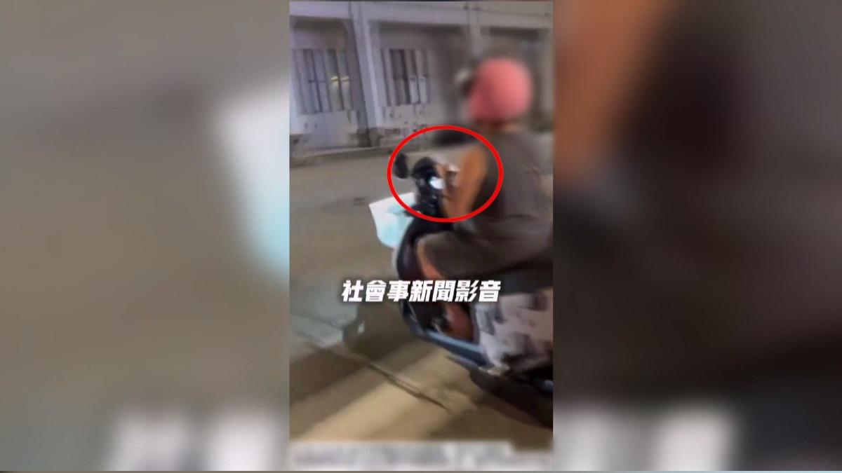 「目光全盯螢幕」邊騎車!警:已違反多項規定將開罰。(圖/翻攝社會事新聞影音)