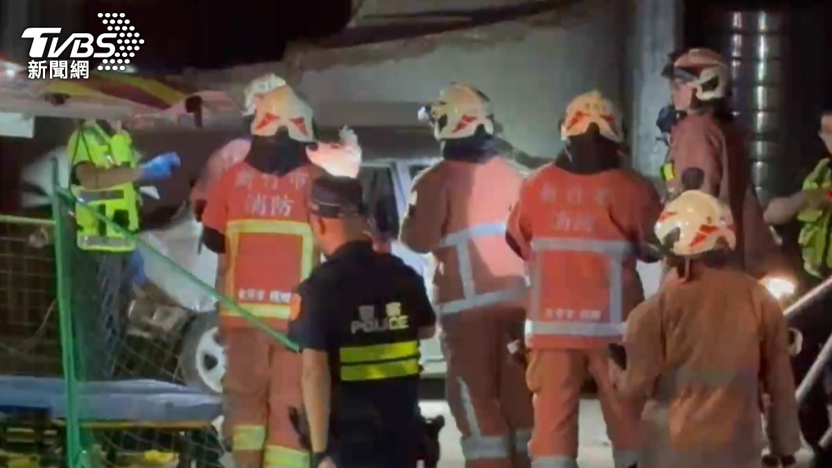 車子撞進工地釀4人死亡。(圖/TVBS)
