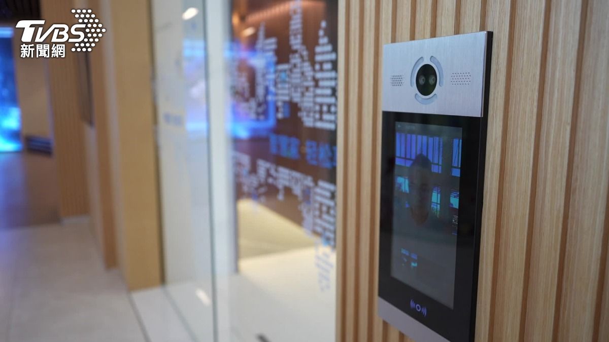 最新智慧電梯,可以用刷臉或聲控方式,自動呼叫電梯。(圖/粘祐誠攝)
