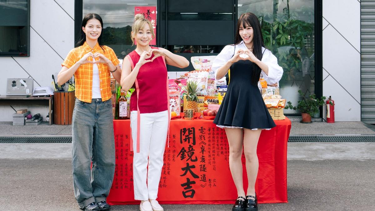 李多慧(右)在片中飾演季芹的女兒。(圖/華映提供)