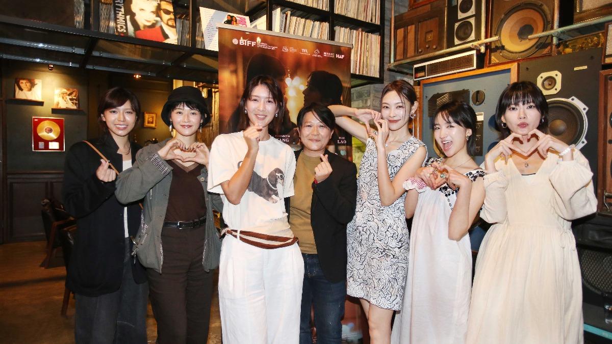 陳孟琪(左起)、鄧濤、余香凝 、導演徐欣羨、劉漪琳、許恩怡、廖子妤 (圖／綺影發行提供）