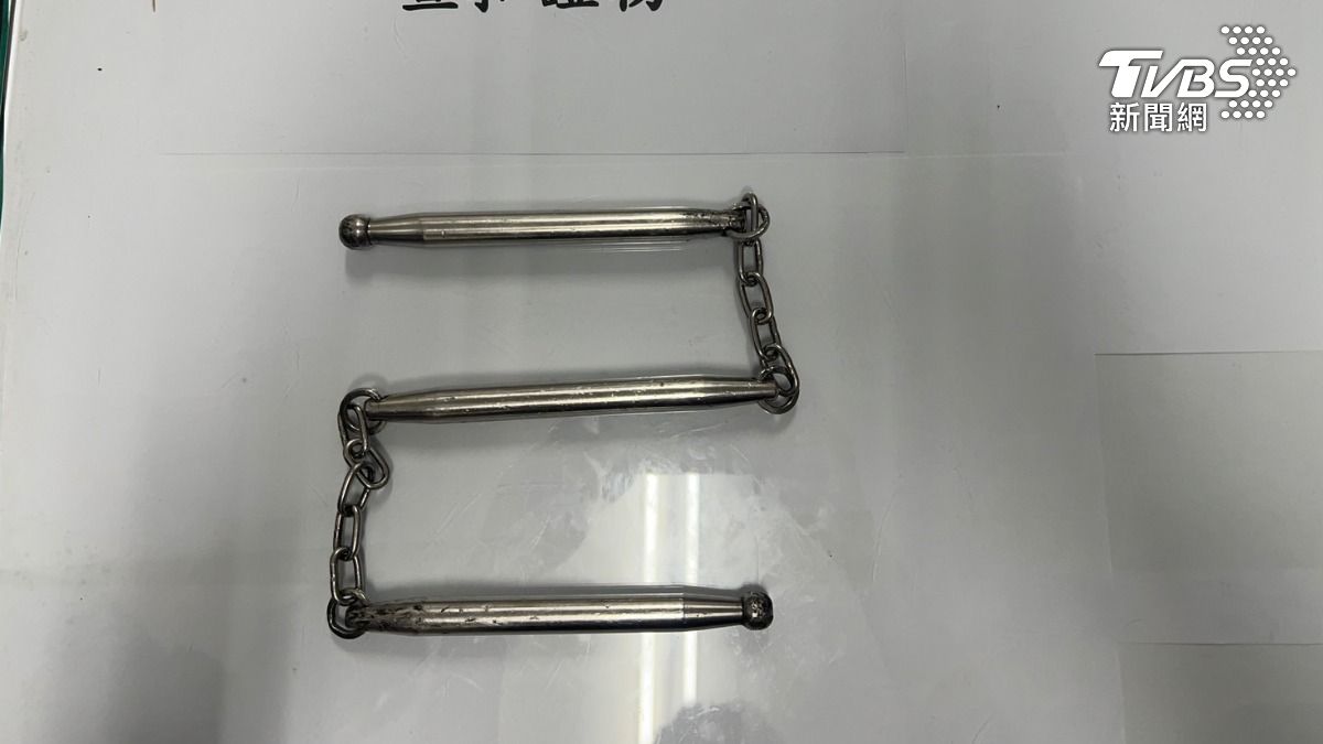 馬男一時氣憤竟掏出三節鞭痛毆對方。(圖/TVBS)