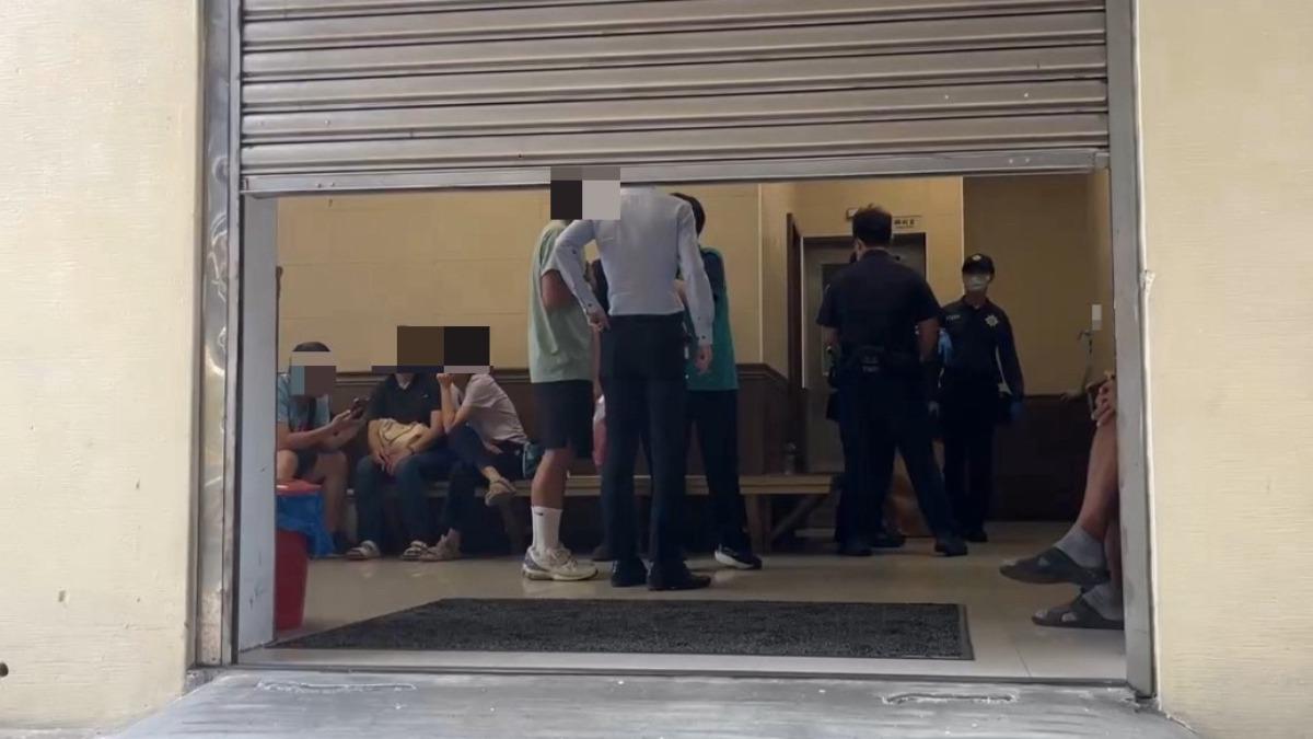 檢察官下午會同法醫至殯儀館相驗，25歲的兒子也到場。（圖／翻攝畫面）