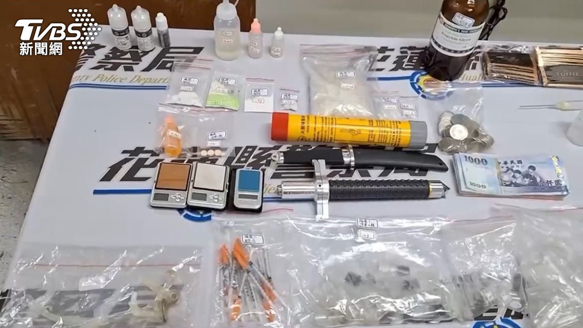 警方起獲大量毒品,種類繁多。(圖/TVBS)