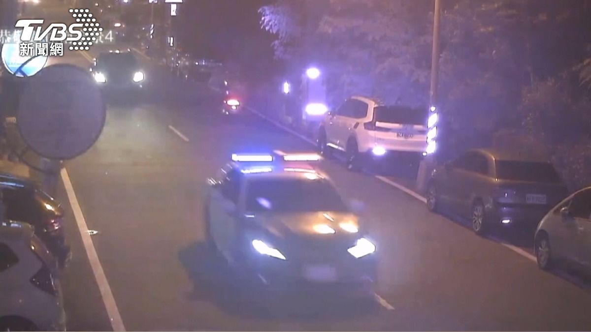 婦遭龜殼花咬傷!警開道爭取黃金救命時間。(圖/TVBS)