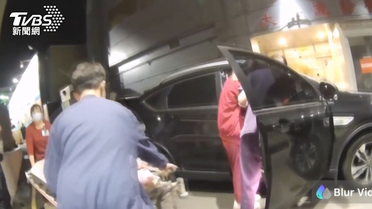 警車一路鳴笛開道!9公里縮短5分鐘送醫救命。(圖/TVBS)