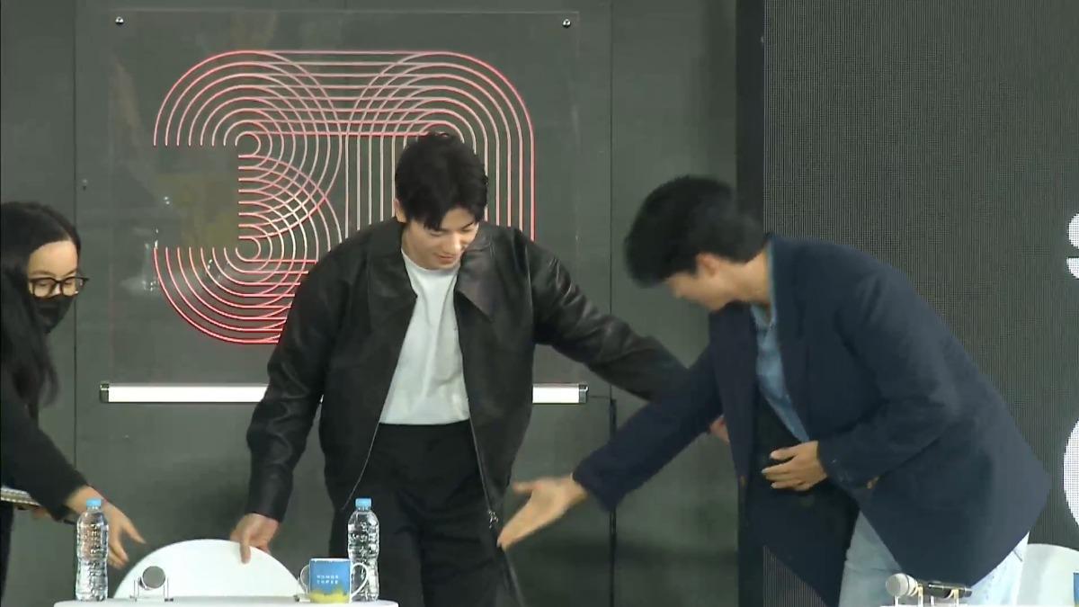 兩人展現禮儀，不斷禮讓對方先入座。（圖／翻攝自Naver TV）