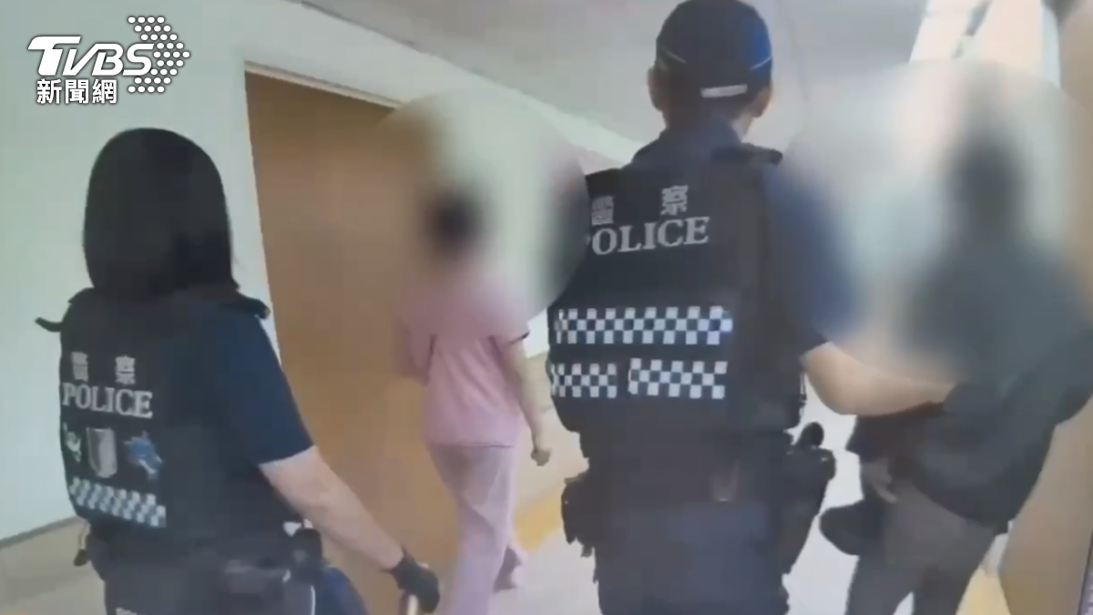 一名男看護邊照顧病人邊吸毒,院內護理師查房發現針筒,急忙報警抓人(圖/TVBS)