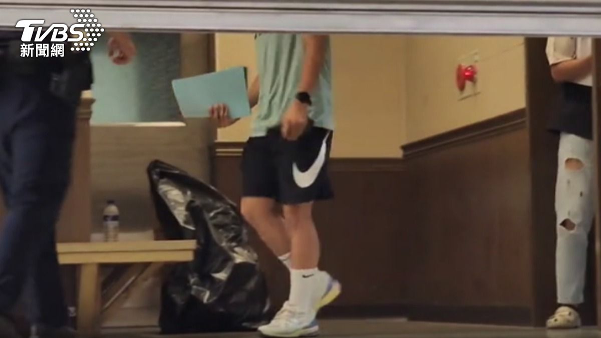 綠色上衣、黑色球褲，他就是夫妻走上絕路的兒子，來到殯儀館相驗。（圖／TVBS）