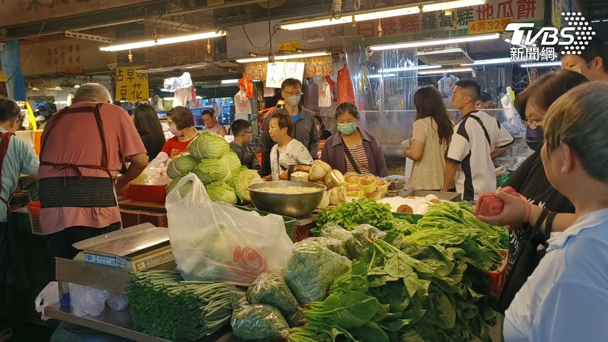 南台灣的高雄,菜市場也是湧現人潮,來搶購蔬菜跟物品,怕颱風來了又沒菜可以買(圖/TVBS)