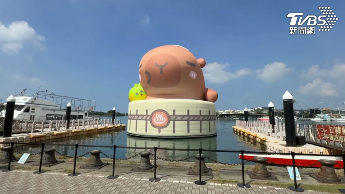 台南的卡皮胖拉,目前仍正常展出,風速達到六級風以上之前,我們會先洩氣固定在平台上(圖/TVBS)