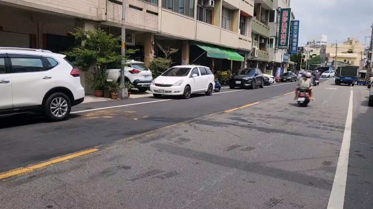 當地居民表示,該路段假日車流量大,違規停車情況嚴重。(圖/民眾提供)