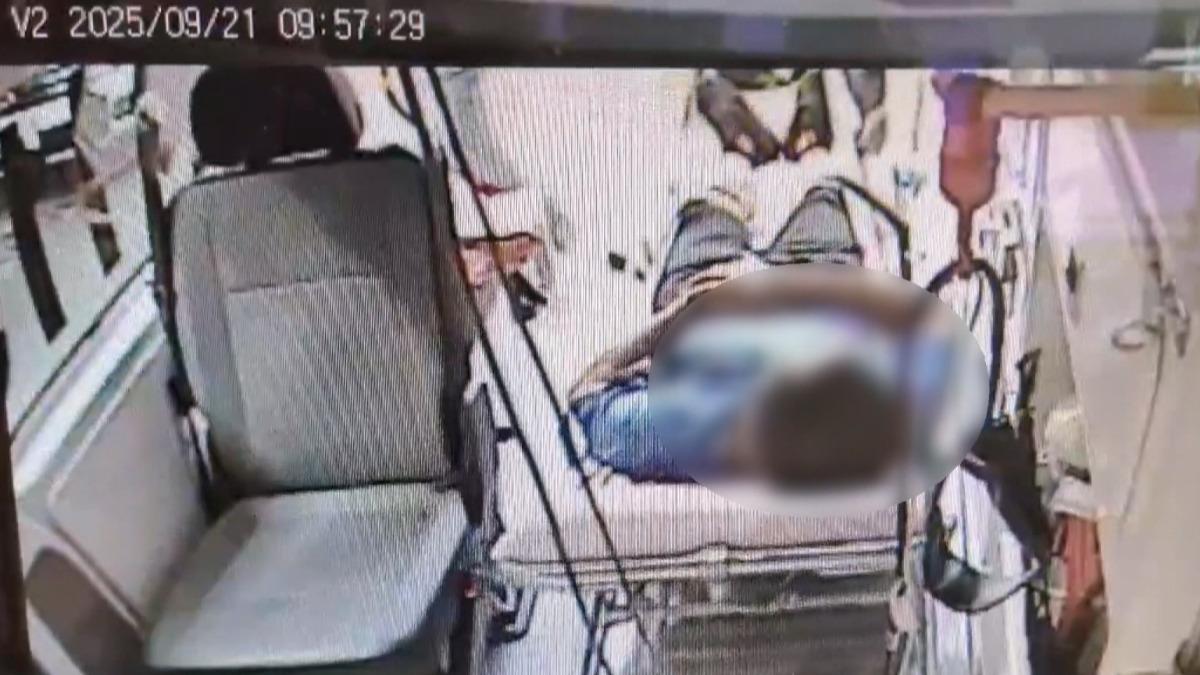 消防人員迅速趕到現場,鑽進翻覆的車內救援被困的周姓男子。(圖/消防隊提供)