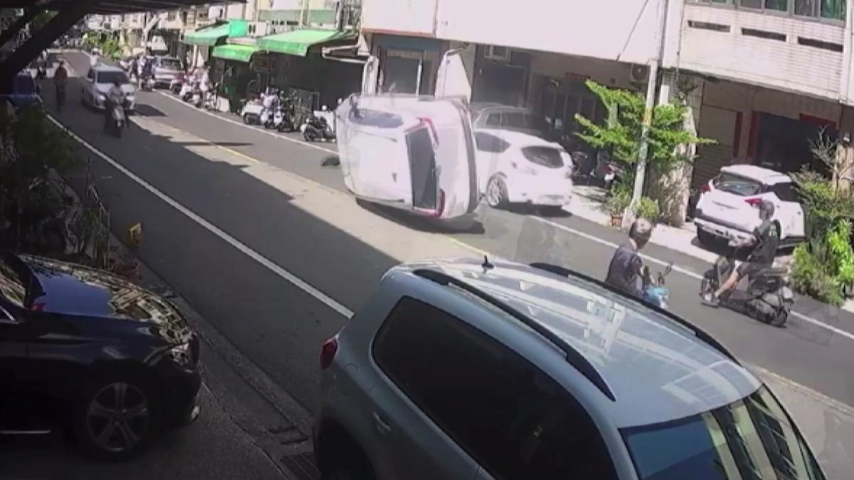 這條馬路一到假日車輛就會增多,有些車輛臨時停車常常超出白線,造成安全隱患。(圖/民眾提供)
