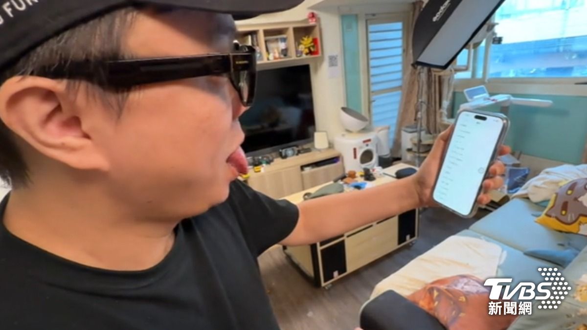 iOS 26系統「頭部追蹤功能」伸舌就能控制手機。(圖/TVBS)