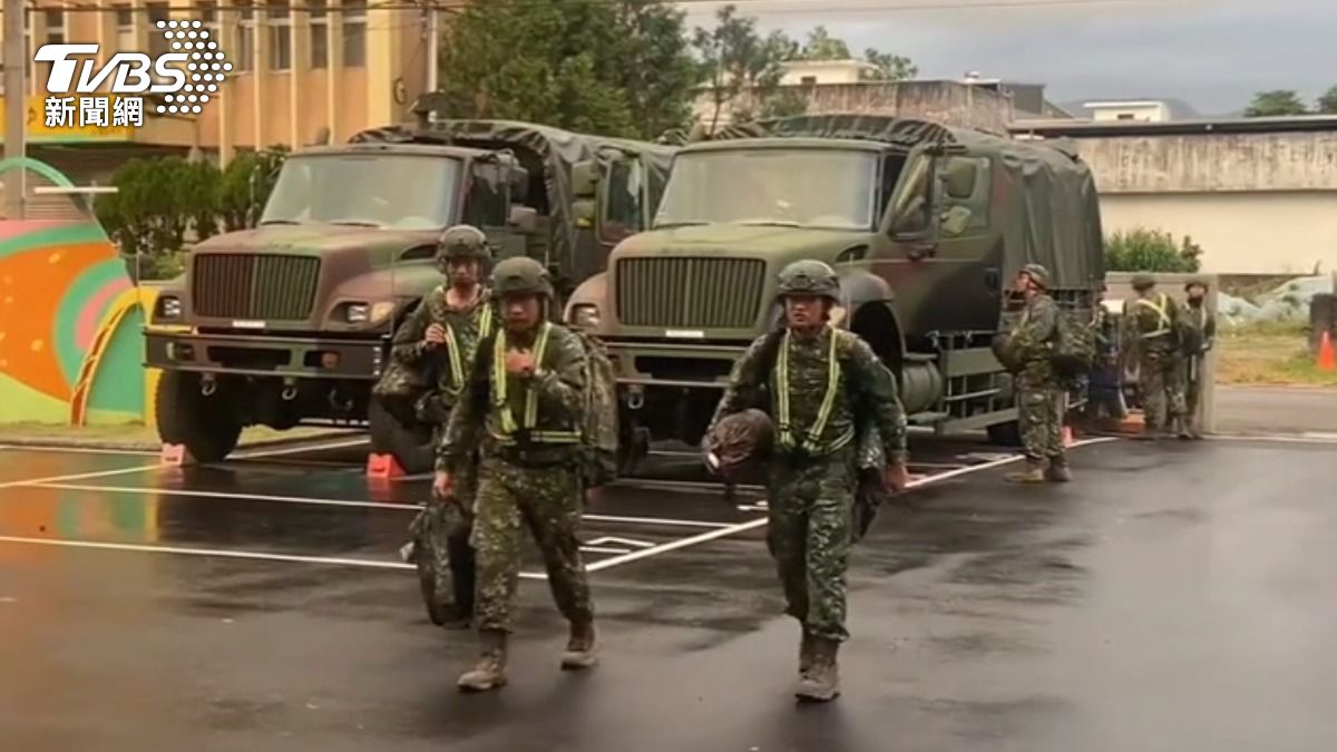 馬太鞍溪堰塞湖恐溢流,國軍協助預防性撤離。(圖/TVBS)