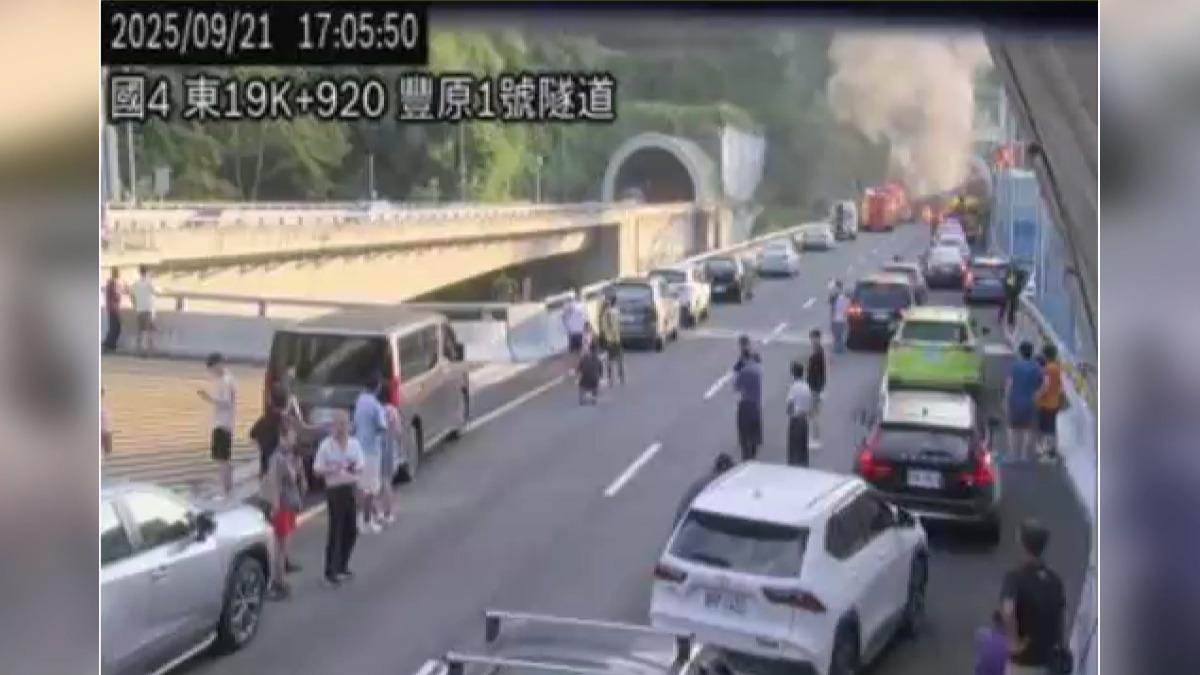 國道4號休旅車自撞火燒車 27歲駕駛小跑步「爬檢修梯消失」。(圖/國道即時影像)