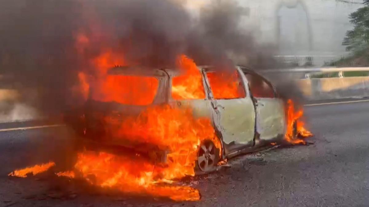 休旅車於國道4號東向豐原路段發生火燒車事故,駕駛人卻神祕消失引發關注 。(圖/翻社threads:_yen107)
