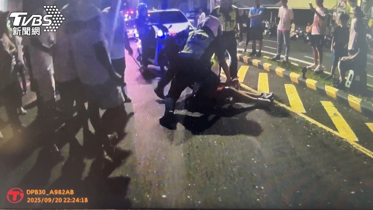 只因跟女友當街爭吵，夜巡繞境引發騷動，警方到場仍持續咆哮，慘遭壓制帶回。（圖／TVBS）