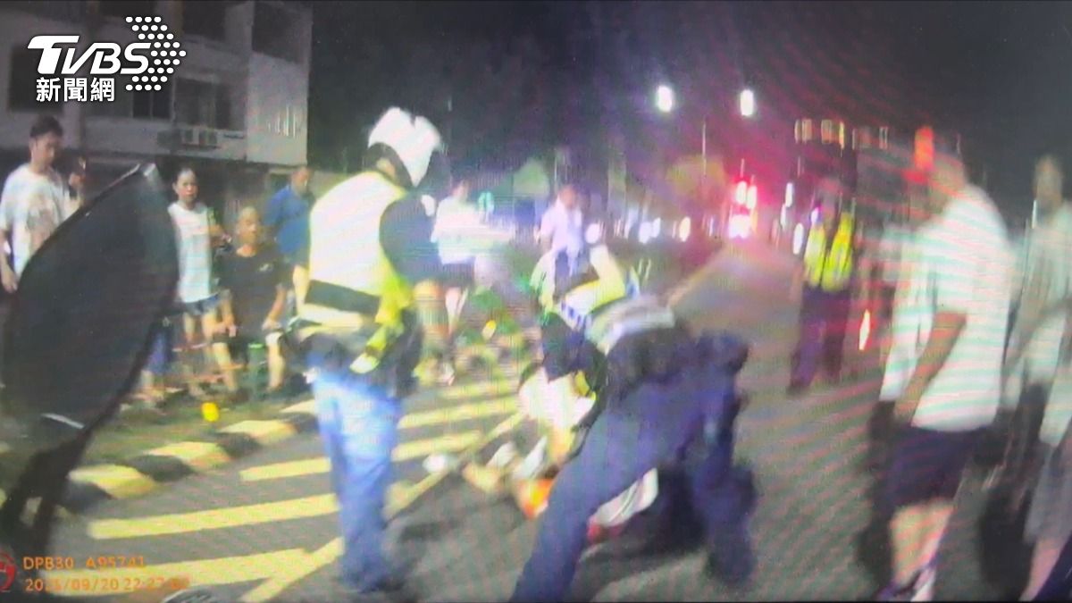 夜巡繞境爆發騷動，警到場發現一名男子激動咆哮，動用優勢警力將他壓制。（圖／TVBS）