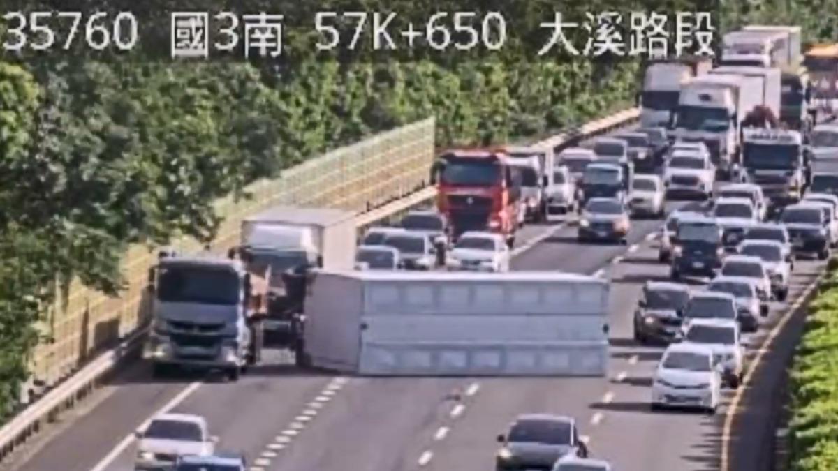 快訊／上班注意！國道3號大車翻覆「橫躺占3車道」車流塞爆