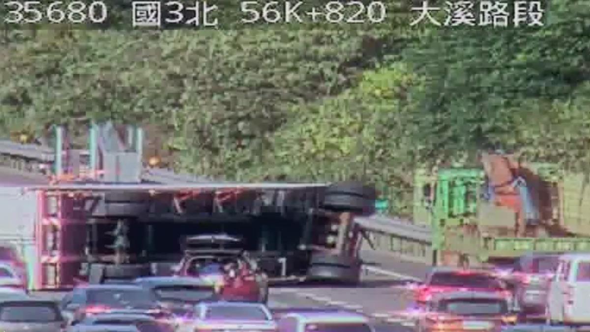 大車翻覆占3車道。(圖/國道即時路況)