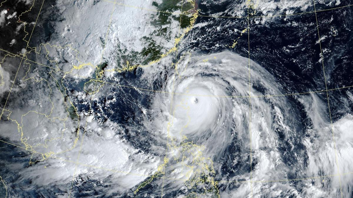 強颱樺加沙持續逼近台灣中。(圖/中央氣象署)