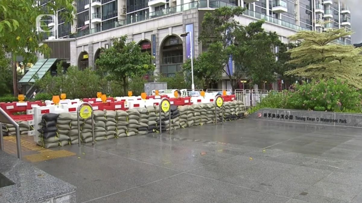 強颱「樺加沙」來襲,香港居民在社區前方堆滿沙包和擋水圍欄防災。(圖/香港TVB)