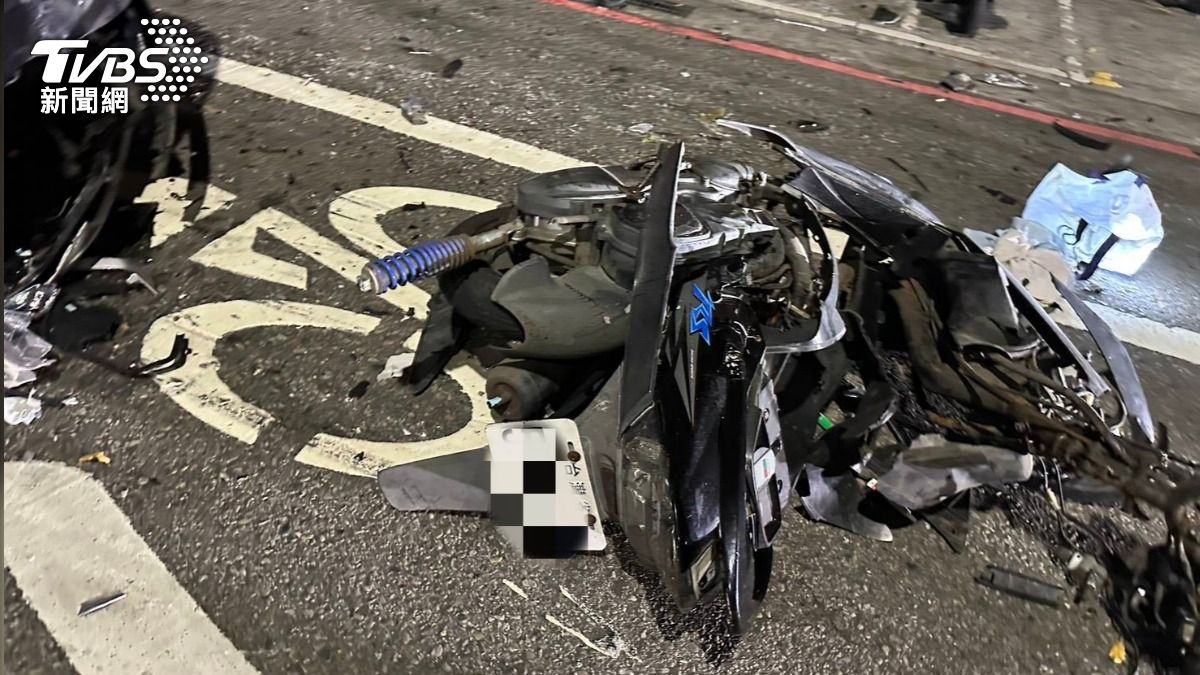 嫌犯逃逸機車近乎全毀。(圖/TVBS)
