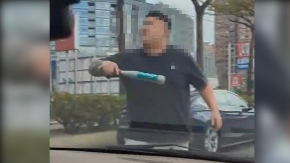 當街超車攔停，黑衣男亮「鋁棒」恐嚇。（圖／社會事新聞影音）