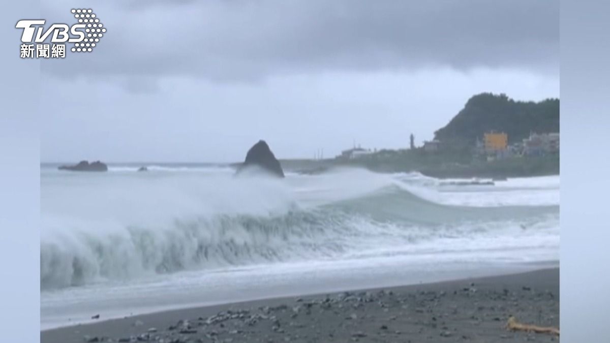 樺加沙威力展現，蘭嶼樹木彎腰，綠島掀6米巨浪75遊客受困。（圖／TVBS）