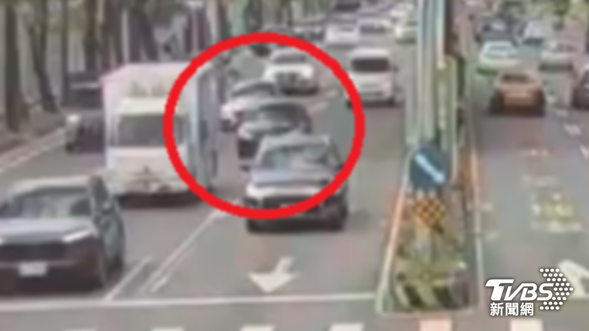 疑「切換車道」引發行車糾紛，遭攔車恐嚇。（圖／TVBS）