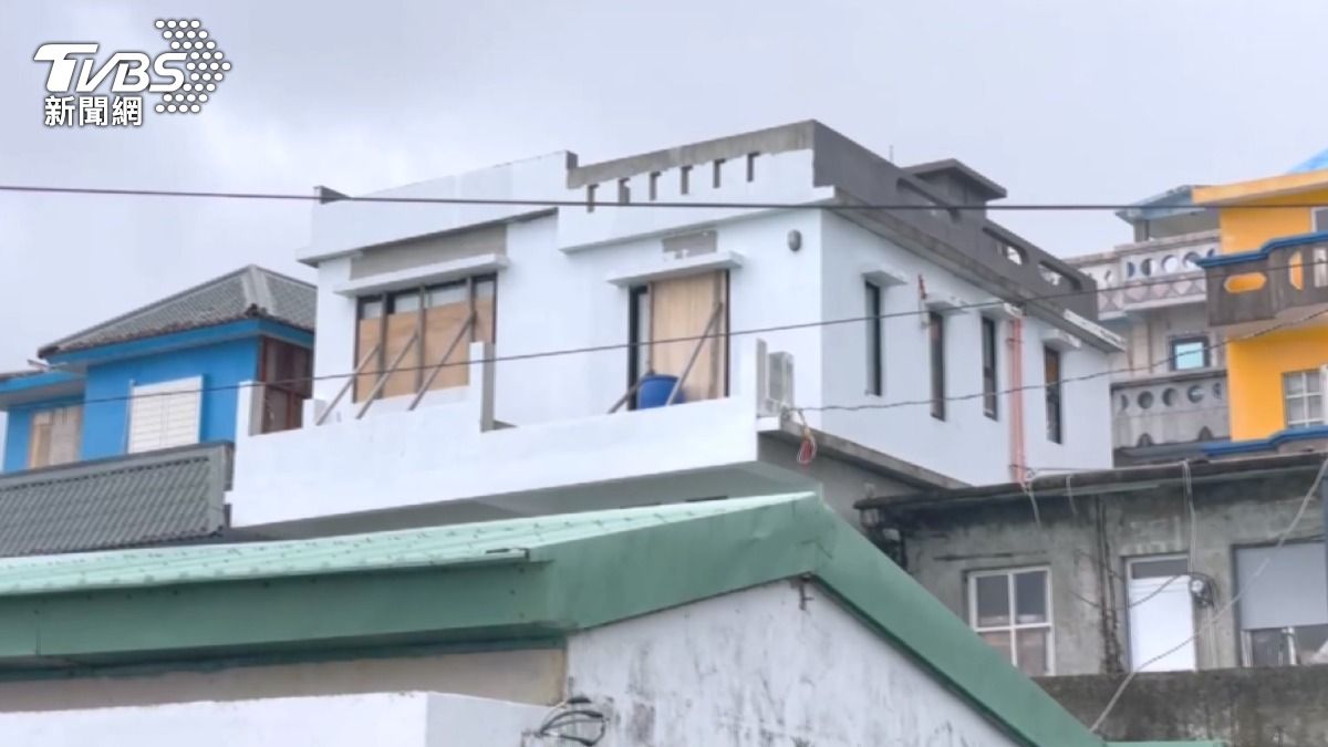 樺加沙威力展現，蘭嶼樹木彎腰，綠島掀6米巨浪75遊客受困。（圖／TVBS）