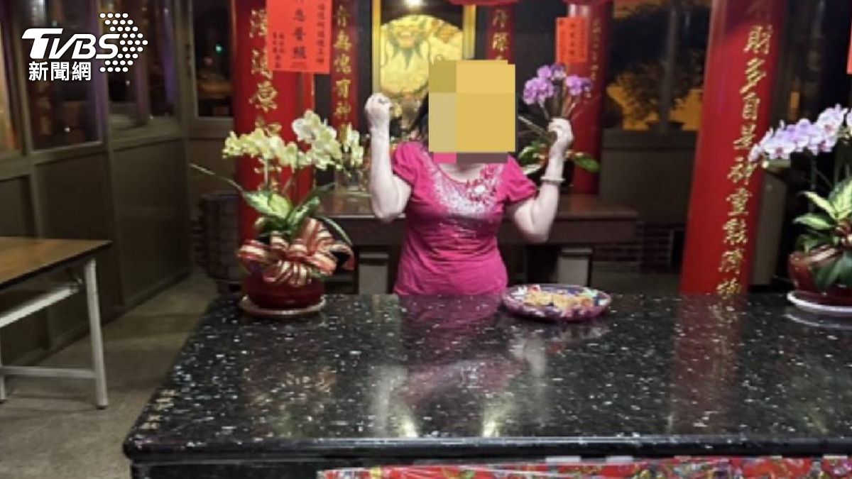 警方在離婦人住家約1公里處的土地公廟神桌下,找到神情恍惚的婦人。(圖/TVBS)