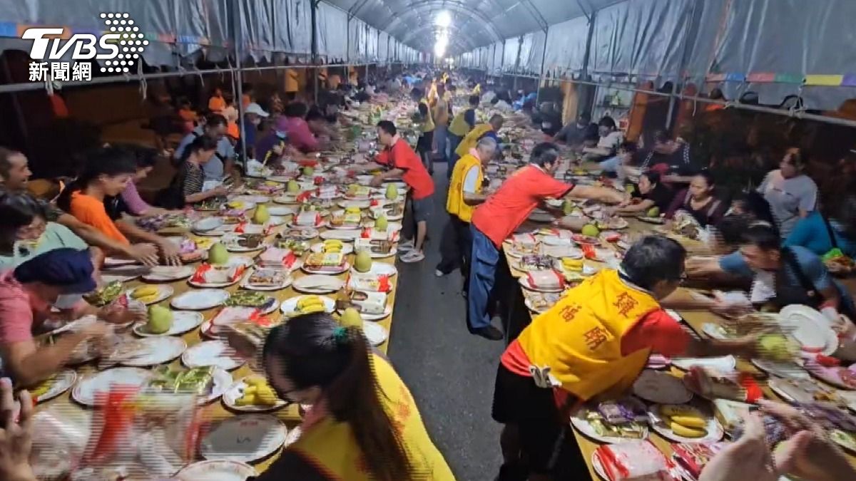 「麻袋裝滿零食」外籍移工驚嘆台灣鬼門關分享文化，戰利品拍照傳。(圖／TVBS)