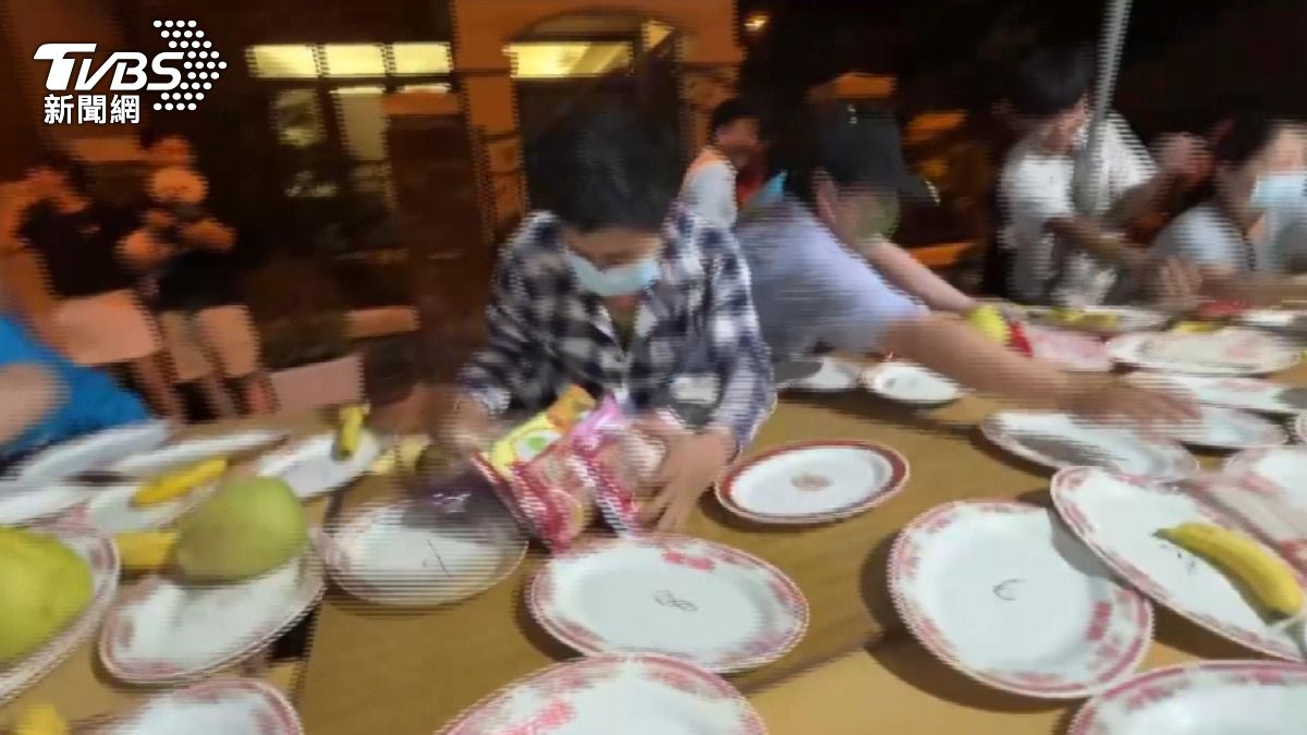 鞭炮聲響起時，現場民眾立即行動，比拚速度與手長，場面熱鬧非凡。(圖／TVBS)