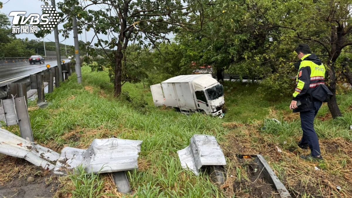 快訊/台64小貨車「躲測速」急煞 失控撞護欄翻落邊坡