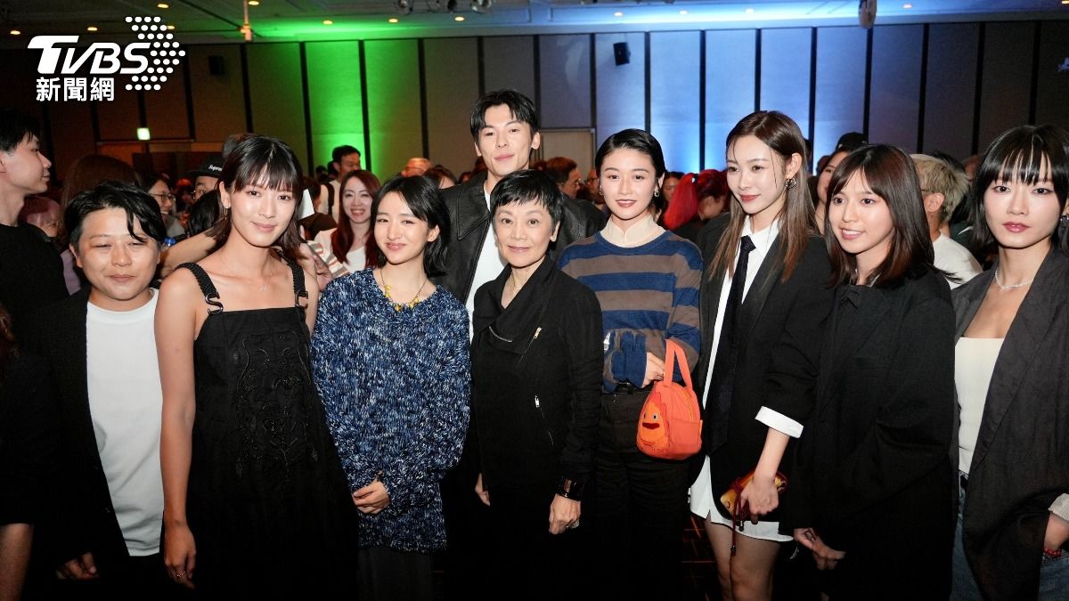 《女孩不平凡》劇組也來台灣之夜與張艾嘉、許光漢合影。（圖／區國強攝）