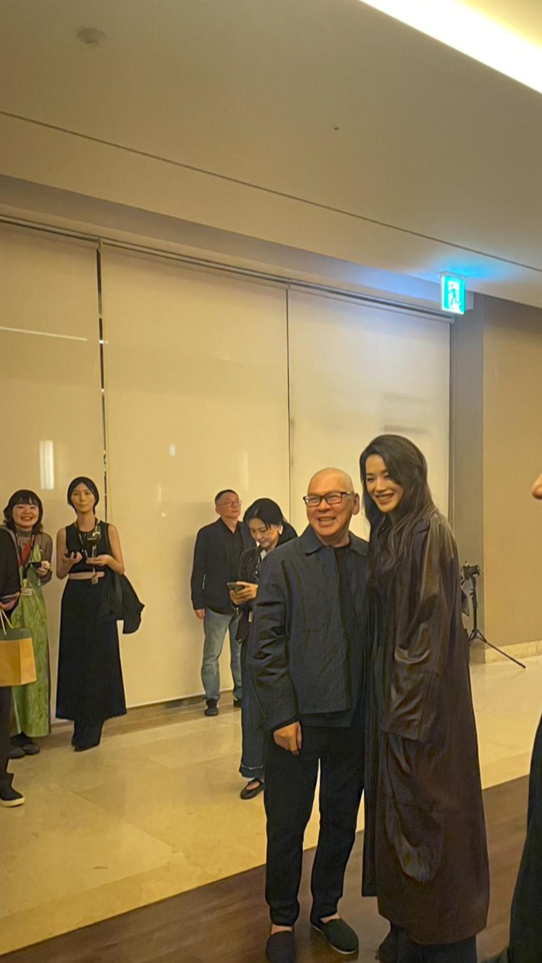 舒淇與名導蔡明亮也出席台灣之夜，2人在角落暢聊並留下合影。（圖／讀者提供）