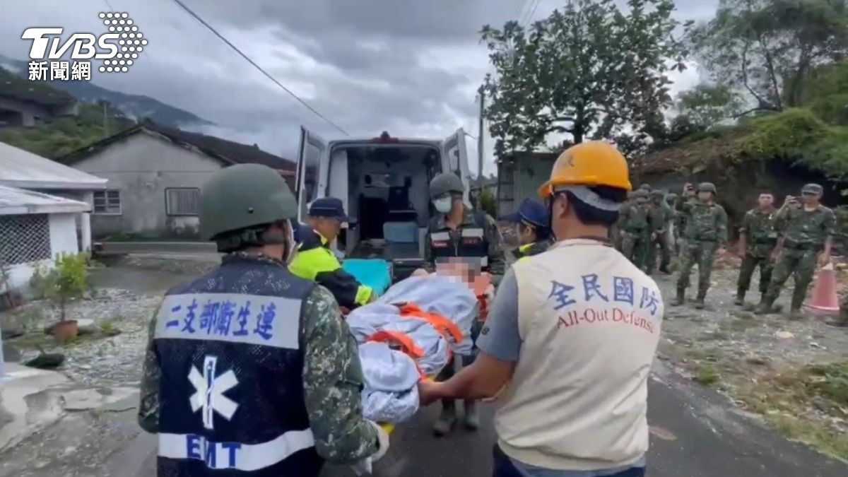 警方和國軍人員協助行動不便的民眾撤村。(圖/TVBS)