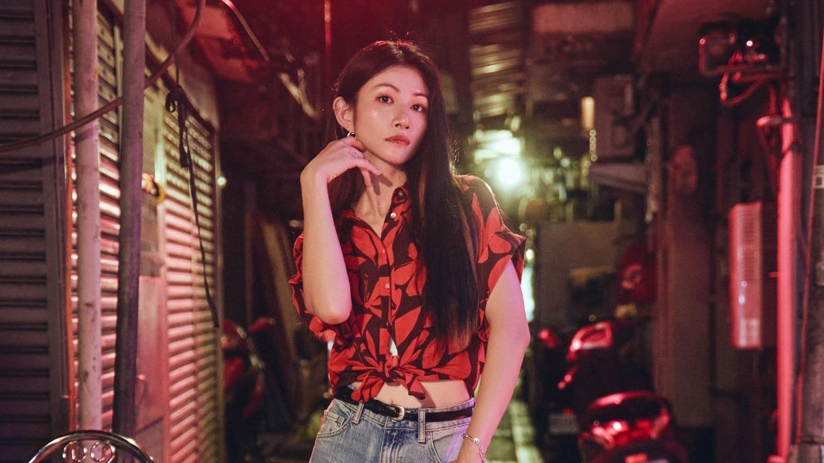李千娜推出首張台語翻唱專輯《千娜舞台秀 - 彼段過去經過阮兜口》。（圖／環球音樂提供）