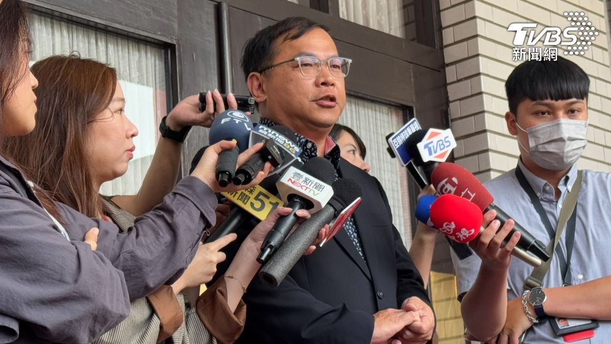 徐巧芯裝粉絲求合照　王義川要華航檢討「禁止她進貴賓室」