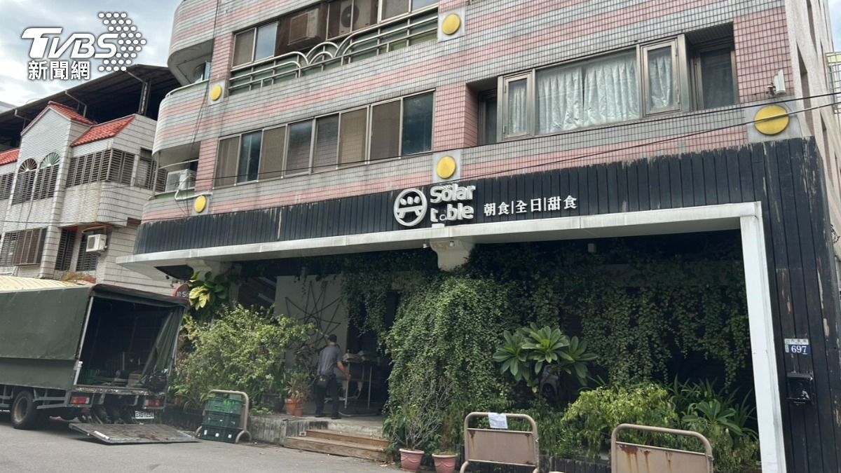店家也開始拆遷工作,只見工作人員馬不停蹄,將店內的器材搬出。(圖/林冠丞攝)